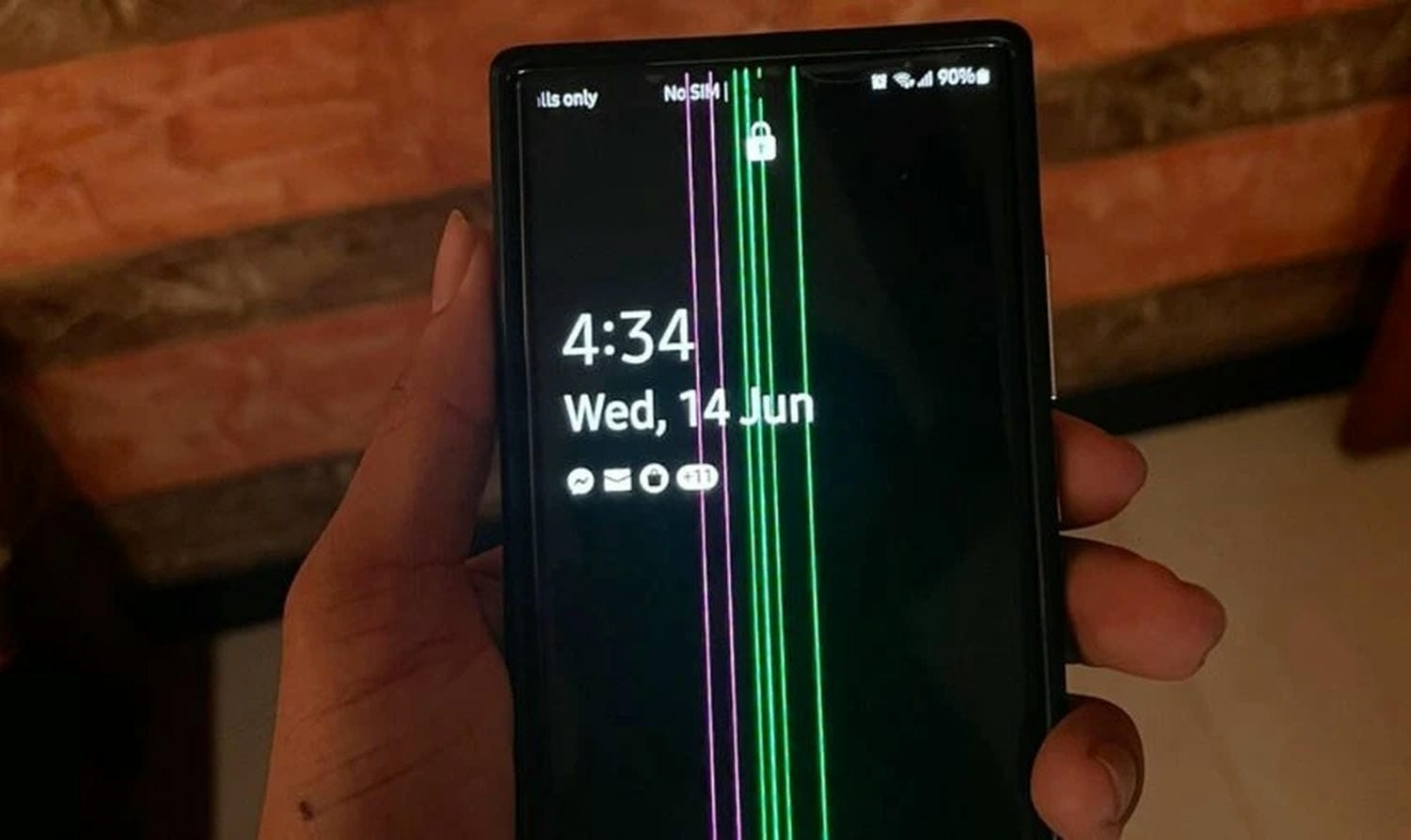 Read more about the article Màn hình Samsung Note 20 Ultra bị sọc xanh